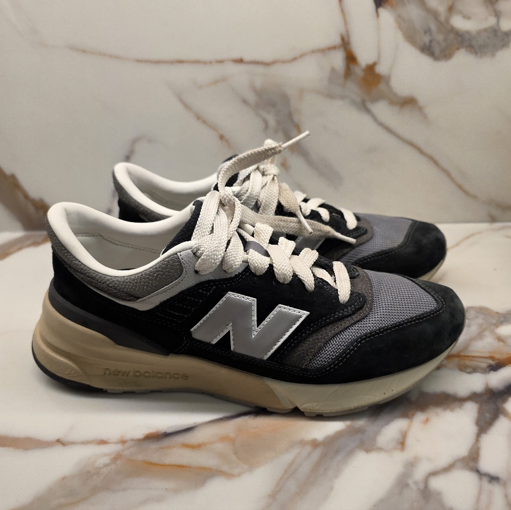 New Balance Unisex 997R Sneakers  M US 8.5 / W US 10